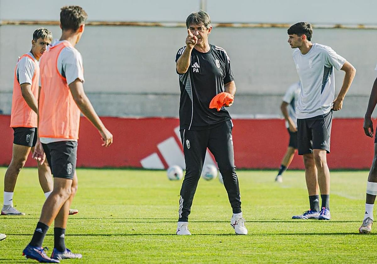 Pacheta dirige un entrenamiento del Granada.