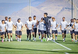Pacheta lidera una parte del calentamiento durante el último entrenamiento entre bromas.