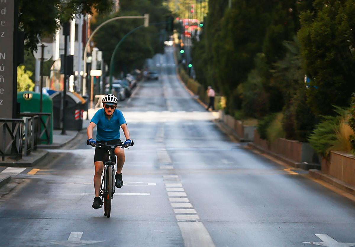 Un ciclista circula por el Camino de Ronda, prácticamente vacío.