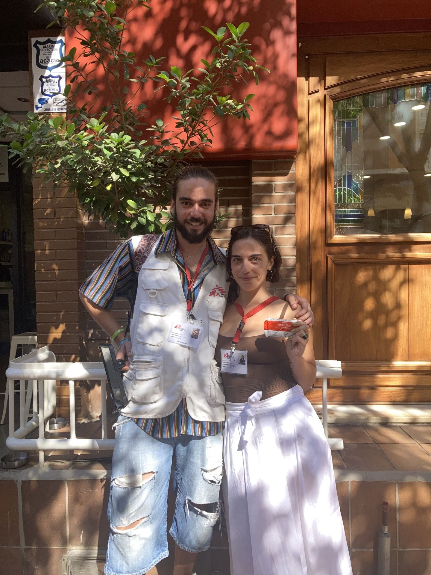 El equipo de captación, con al kit de alimento terapéutico que trata la desnutrición infantil aguda grave.