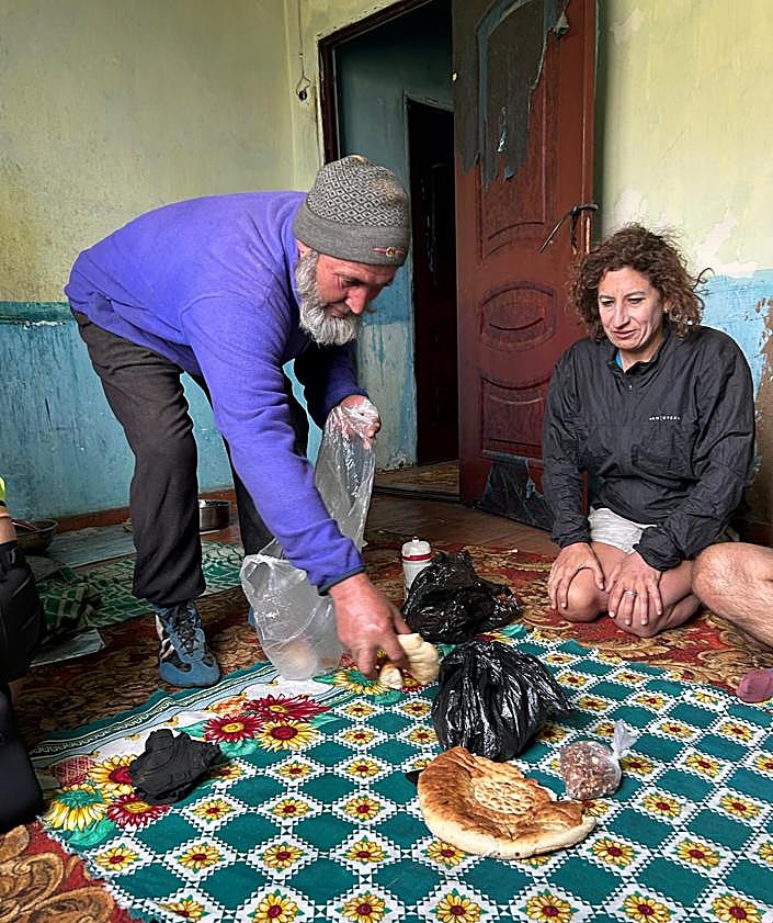 Imagen secundaria 2 - Arriba, la expedición al completo. Abajo, momentos entrañables. 