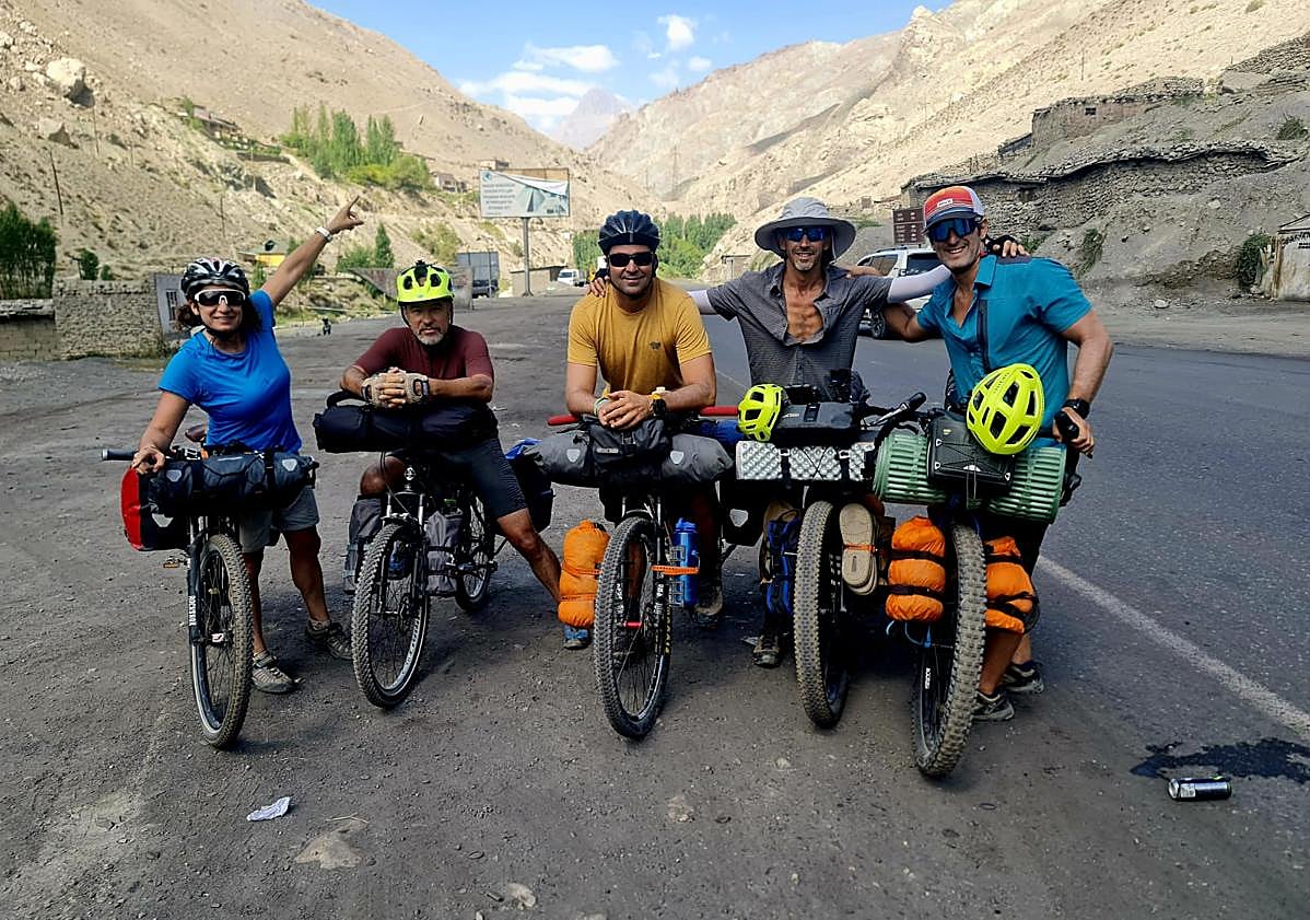 Imagen principal - Arriba, la expedición al completo. Abajo, momentos entrañables. 