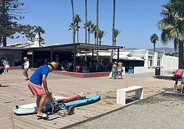 El agente de la Guardia Civil usó una tabla de paddle surf para llegar hasta la víctima