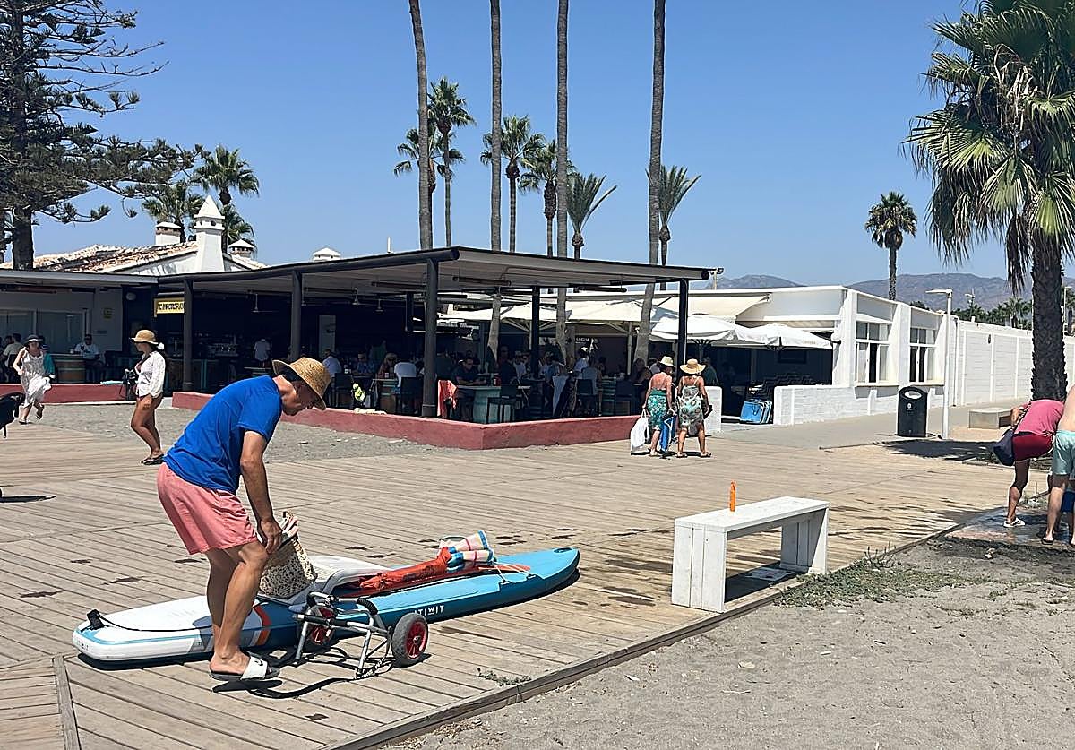 El agente de la Guardia Civil usó una tabla de paddle surf para llegar hasta la víctima
