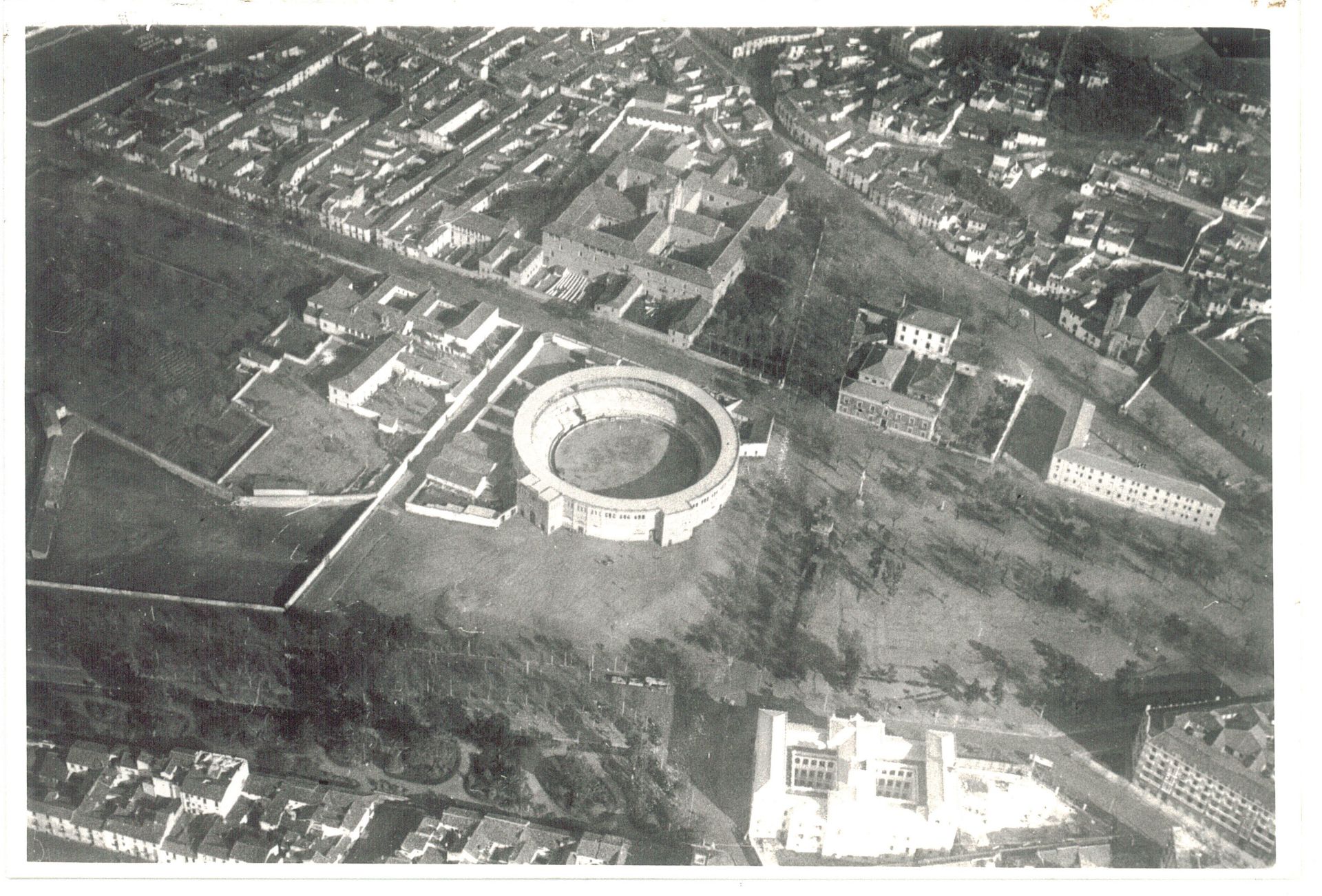 La Chata y, junto a la plaza y, aislada, el monumento de la Inmaculada