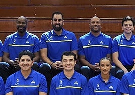 Derrick Allen, arriba a la izquierda junto a Ramón Díaz.