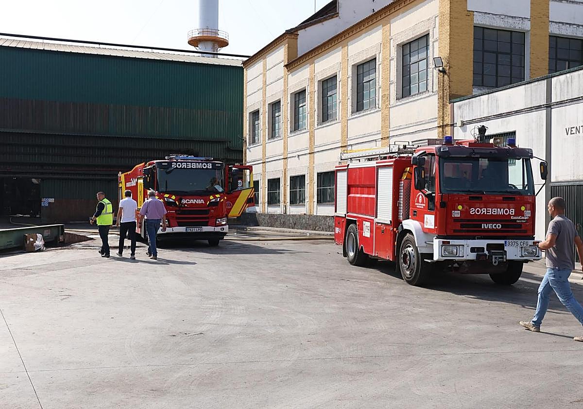 Imagen principal - Actuación de Bomberos, Guardia Civil y Policía Local en el incendio.