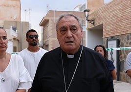 El Arzobispo de Granada, José María Gil Tamayo, junto a autoridades locales.