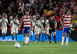 Trigueros y Lama, con caras de circunstancias tras el primer gol rival .