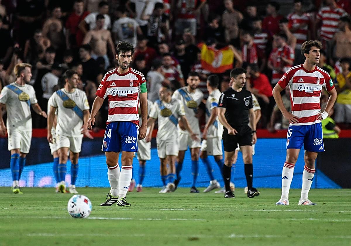 Trigueros y Lama, con caras de circunstancias tras el primer gol rival .