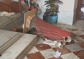 Interior destrozado de la iglesia de Albuñol.