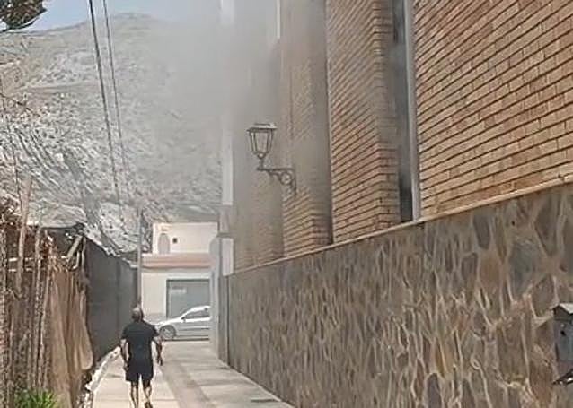 Lateral de la iglesia en llamas.