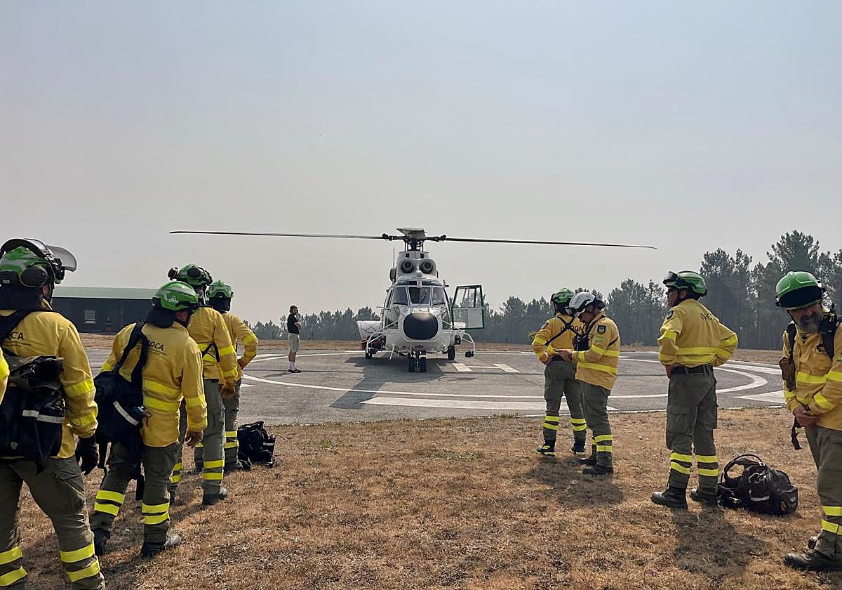 Grupo de bomberos forestales del Infoca de Granada que han viajado a Galicia.