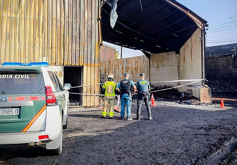 Perímetro de seguridad en la nave incendiada en Pinos Puente