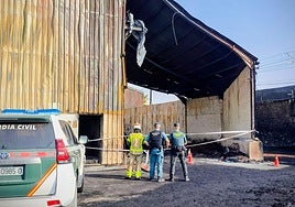 Perímetro de seguridad en la nave incendiada en Pinos Puente