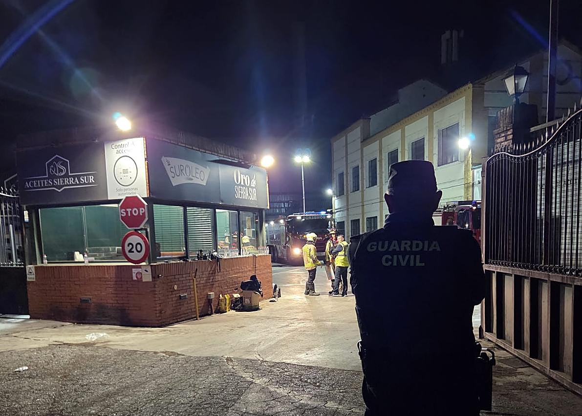 Imagen secundaria 1 - Actuación de Bomberos, Guardia Civil y Policía Local en el incendio.