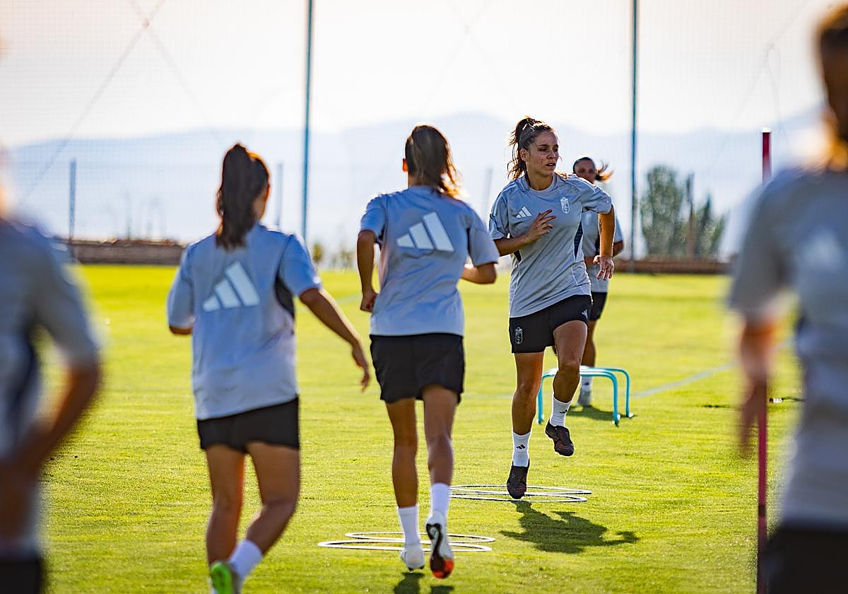 Las jugadoras del Granada femenino realizan ejercicios en un entrenamiento.
