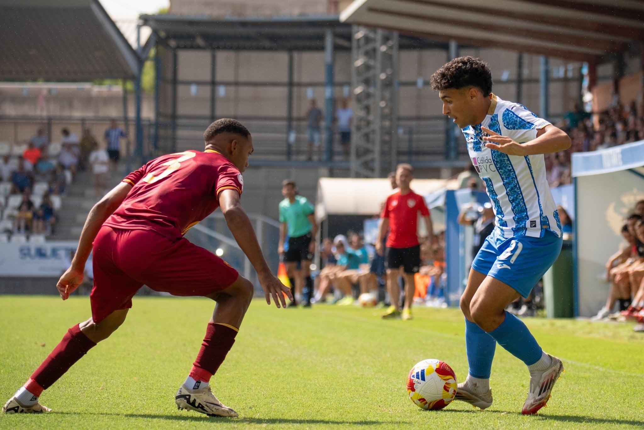 El defensa minero Manny defendiendo el ataque en banda del talaverano Valentín en el amistoso.