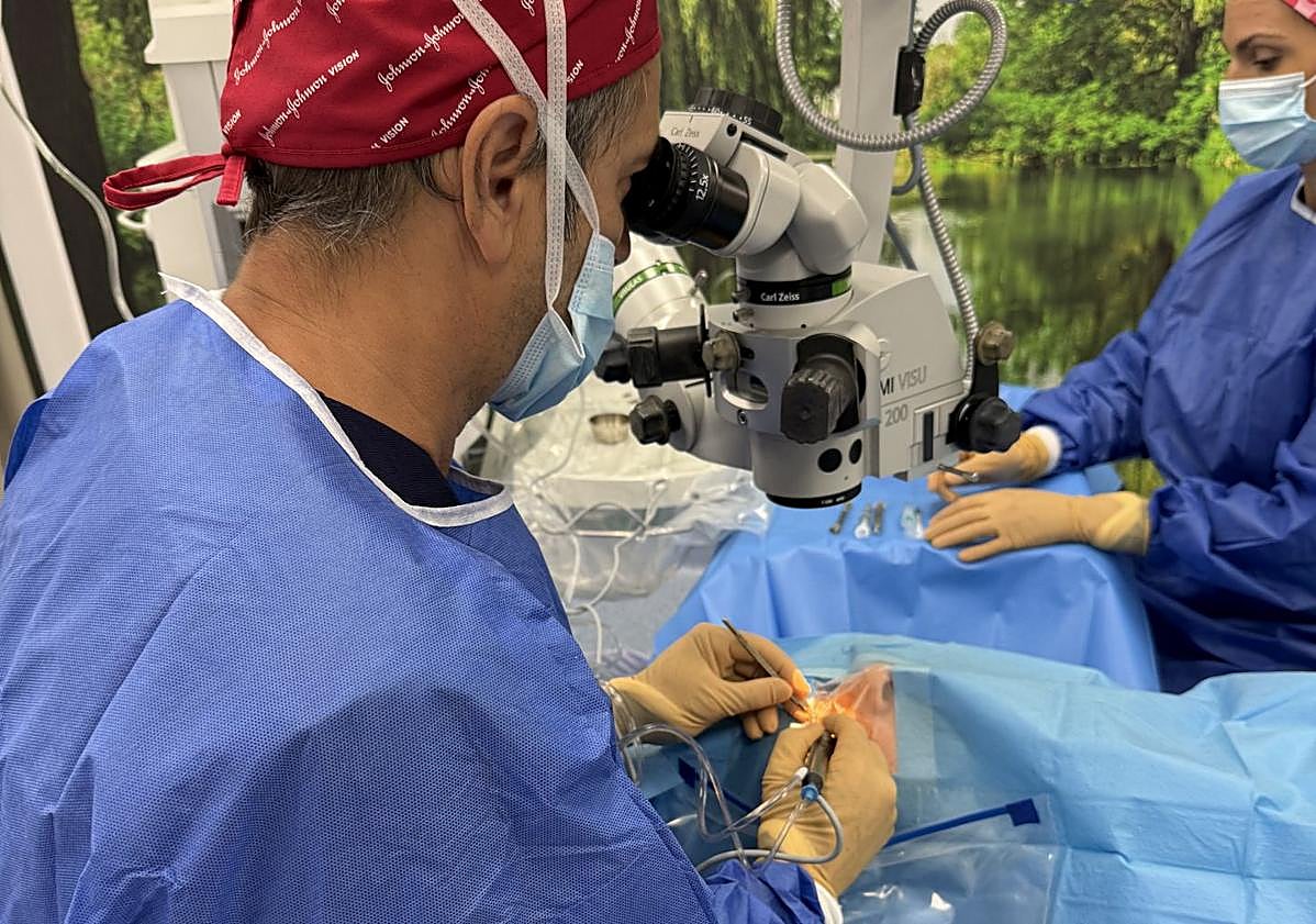 Imagen principal - Entrevista al Dr. José Lucena, oftalmólogo especialista en VISIÓON Oftalmólogos