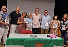 Foto de familia de las personas que intervinieron en la presentación del libro.