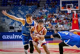 Álvaro Cárdenas penetra ante la defensa de la República Checa en el reciente torneo de Málaga.