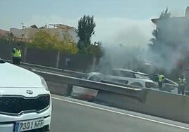 Coche ardiendo en la circunvalación dirección Jaén