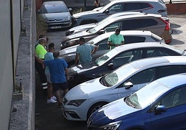Compañeros de los trabajadores fallecidos en la puerta de la fábrica de Pinos Puente.