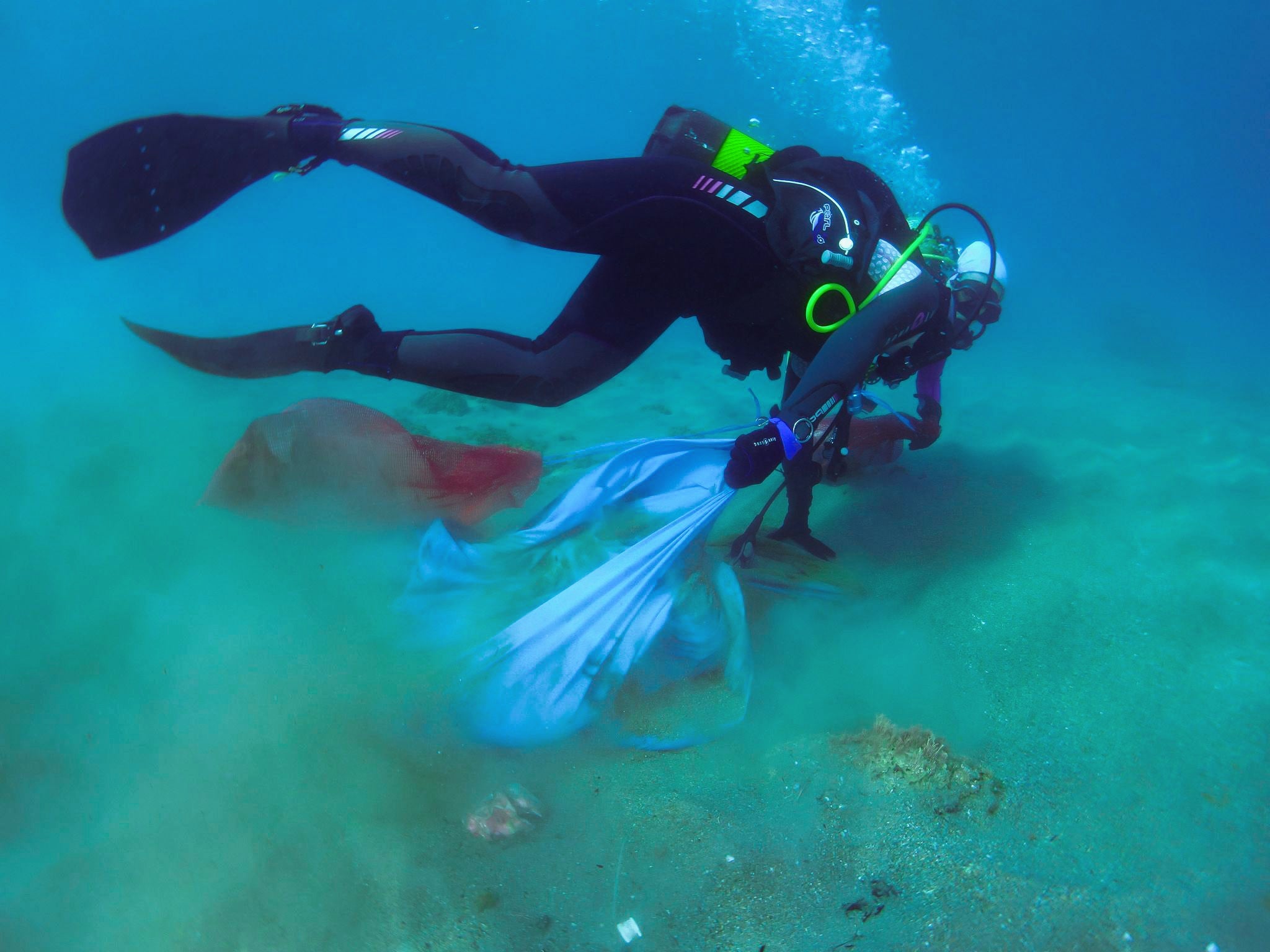 Limpieza de fondos marinos por uno de los buceadores participantes en la actividad.