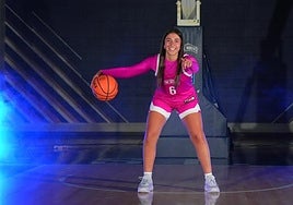 Rosa Revueltas bota el balón.