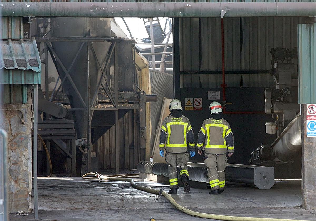 Los Bomberos de Granada, tras sofocar el incendio.