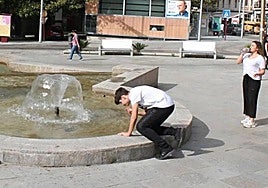 Un joven se refresca en la fuente de la plaza de la Constitución de Jaén, en una imagen de archivo.