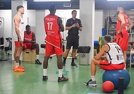 Sergio Sánchez intercambia impresiones sobre cuestiones físicas en el gimnasio del Palacio de los Deportes.