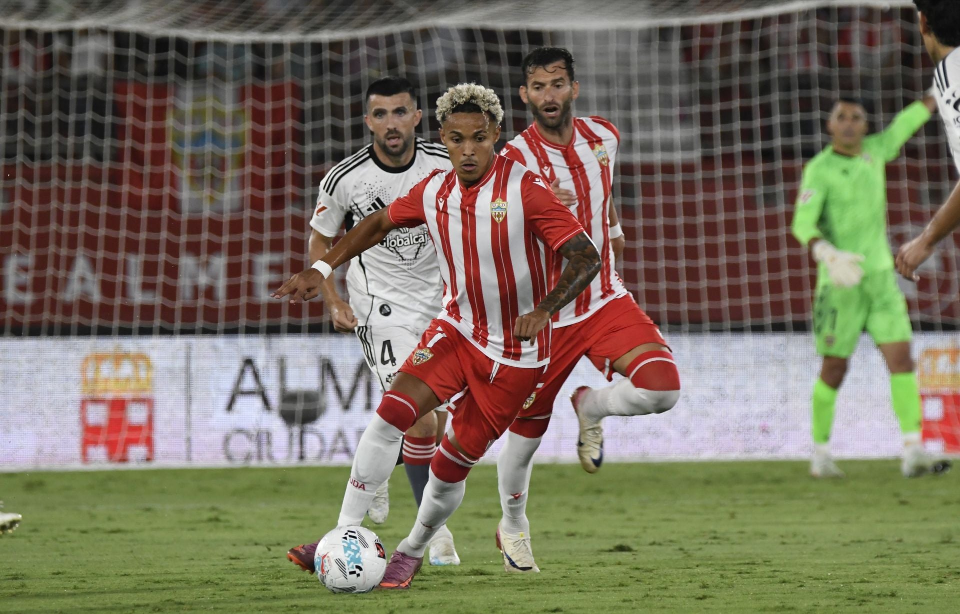 El Almería lo prueba todo