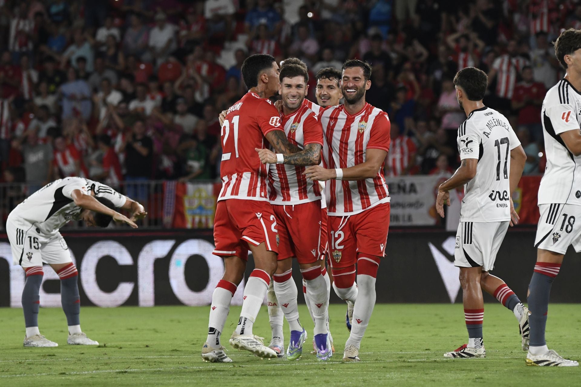 El Almería lo prueba todo