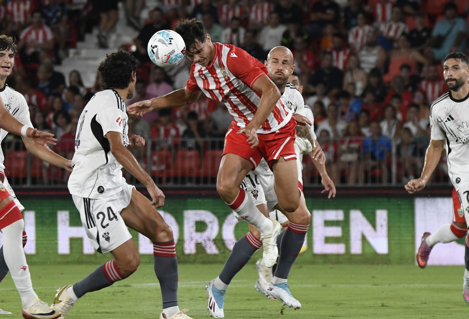 El Almería lo prueba todo