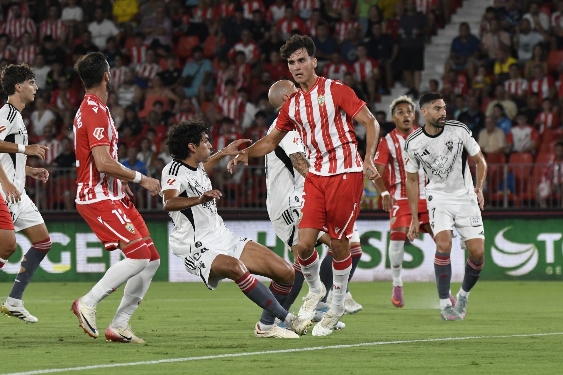 El Almería lo prueba todo