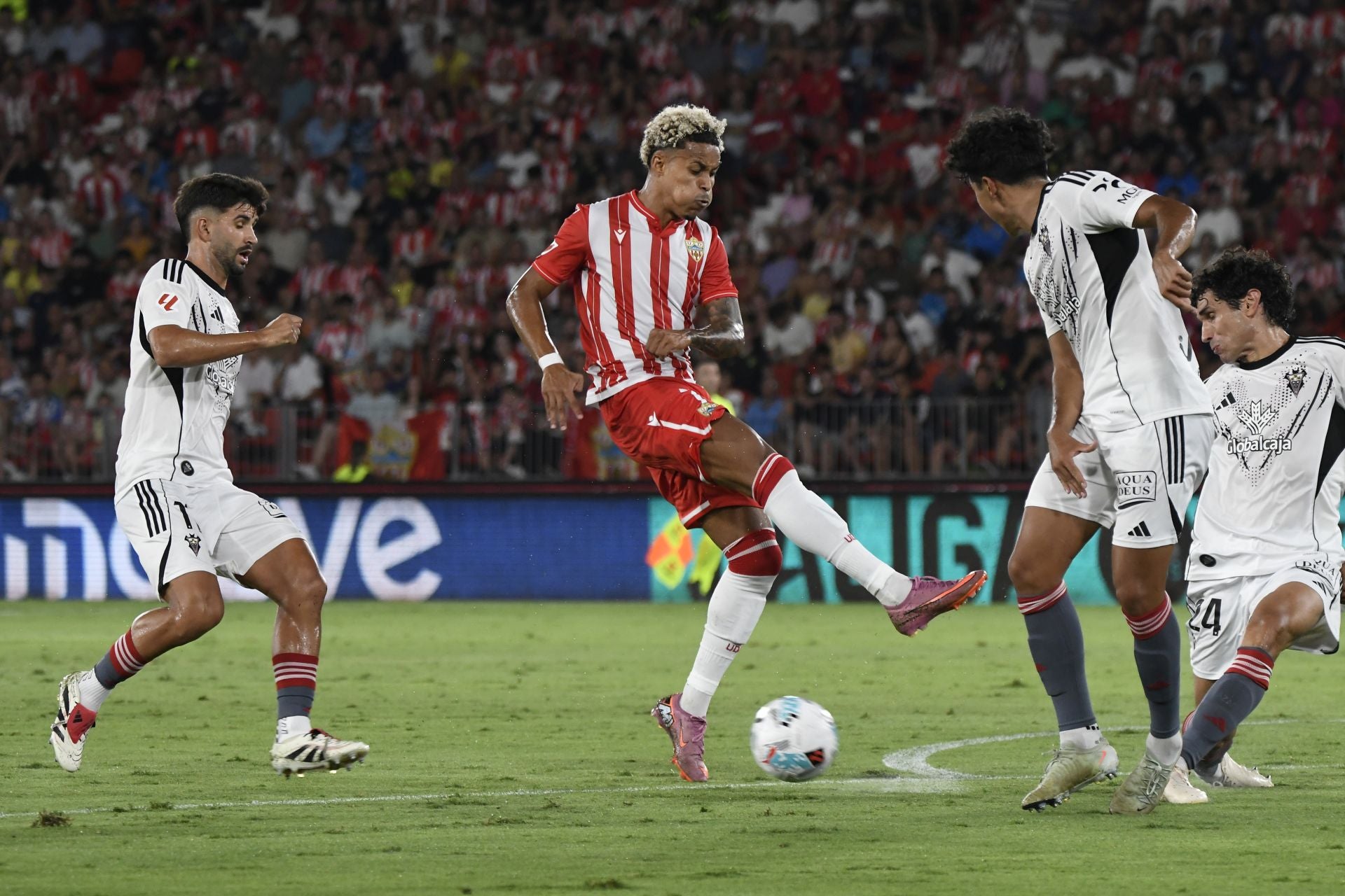 El Almería lo prueba todo