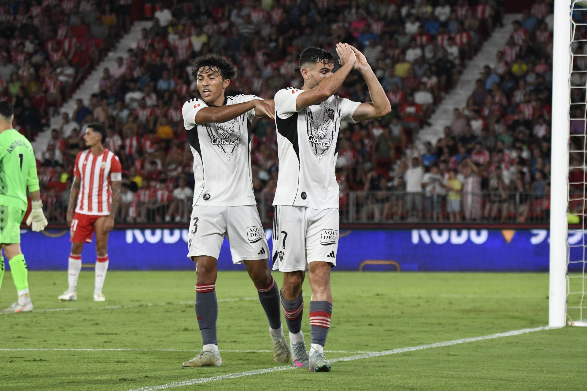 El Almería lo prueba todo