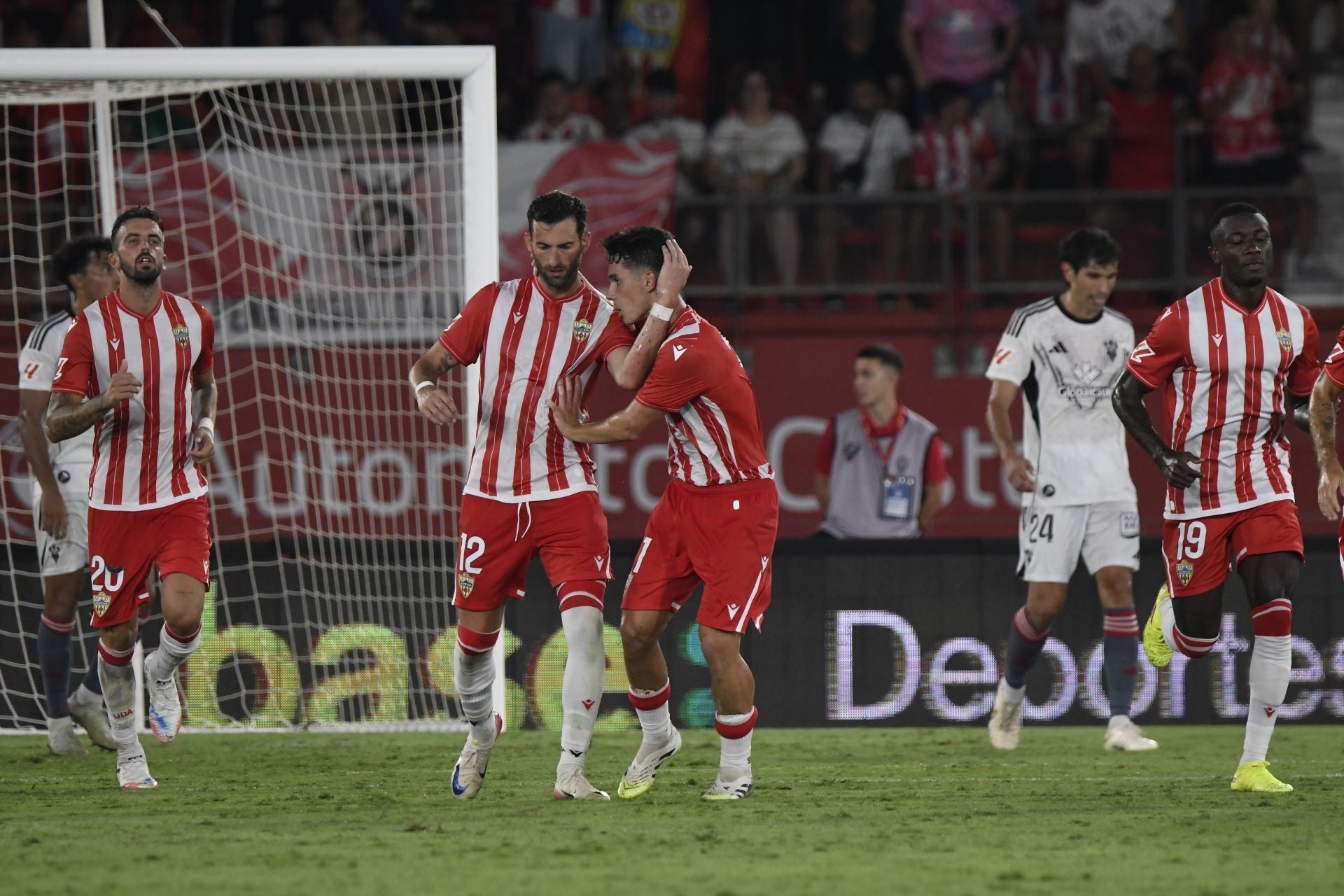 El Almería lo prueba todo