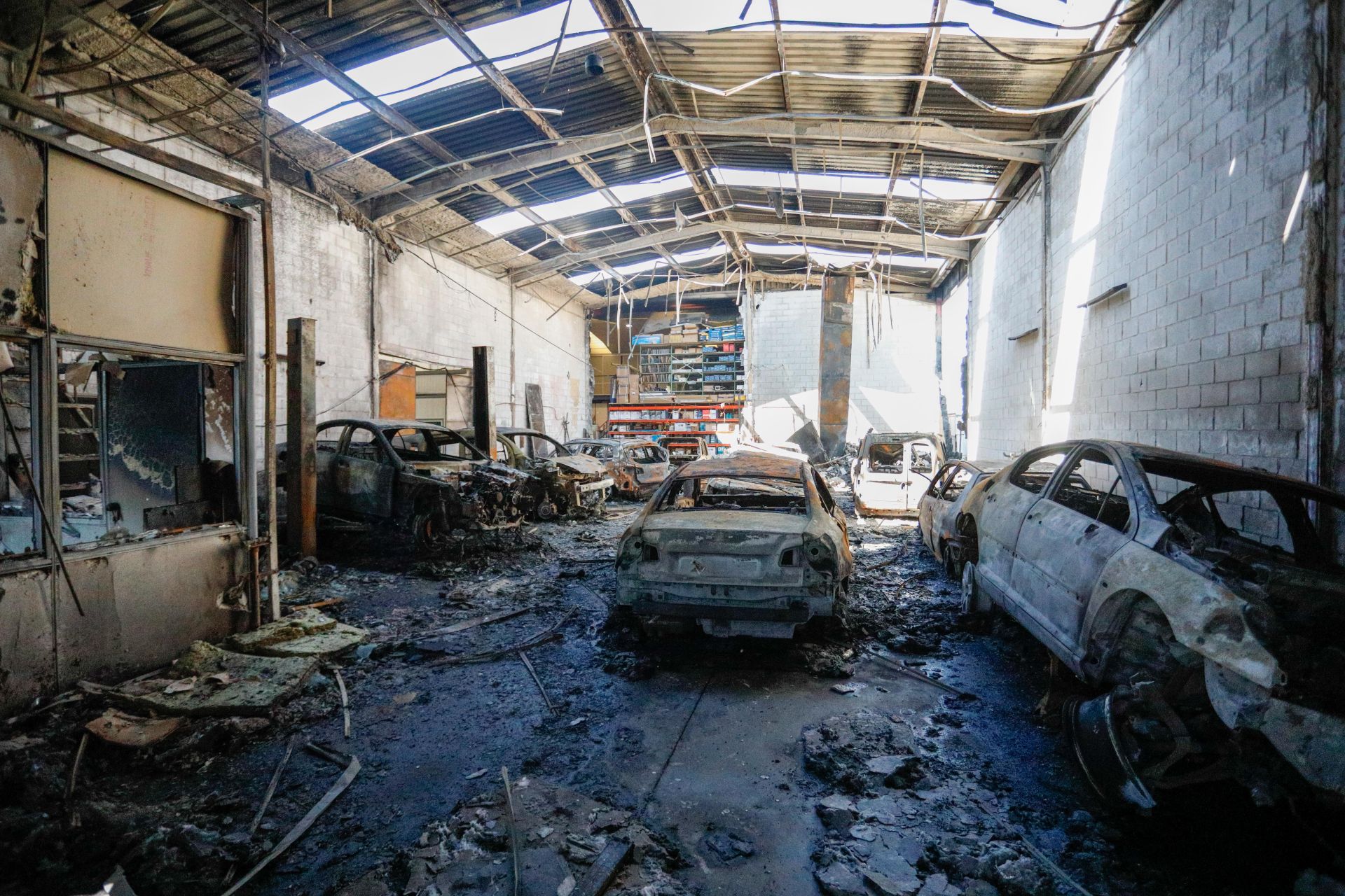 Dentro de la nave de Juncaril que ha ardido