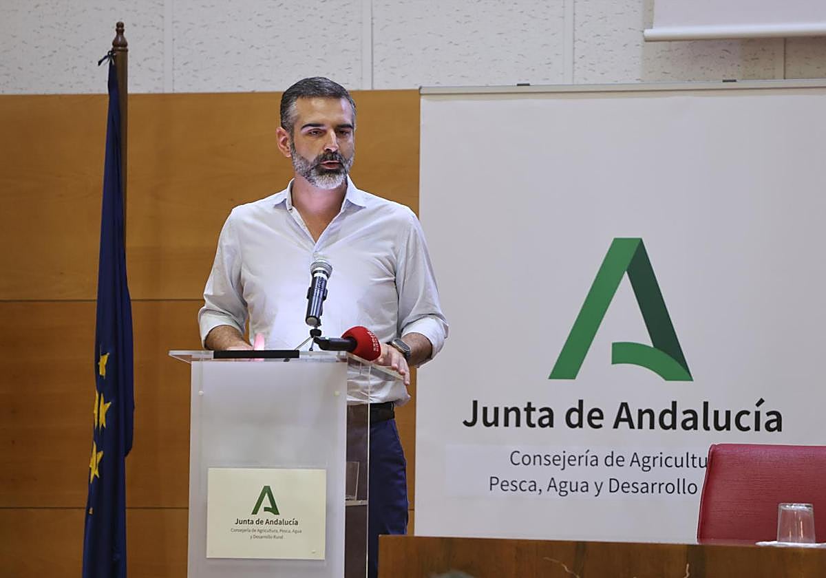 El consejero de Agricultura, Pesca, Agua y Desarrollo Rural, Ramón Fernández-Pacheco