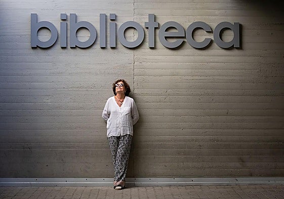 Pilar Aranda, junto a uno de los letreros de biblioteca en el PTS.