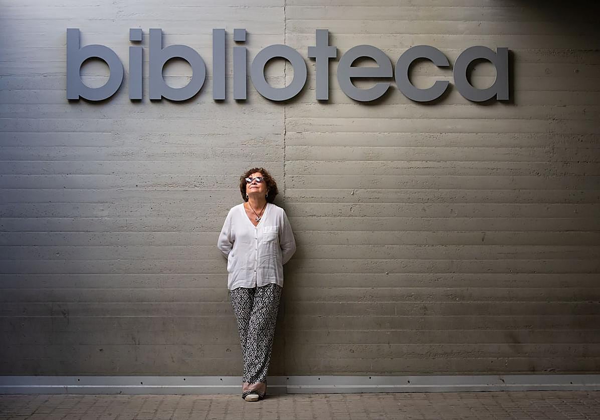 Pilar Aranda, junto a uno de los letreros de biblioteca en el PTS.