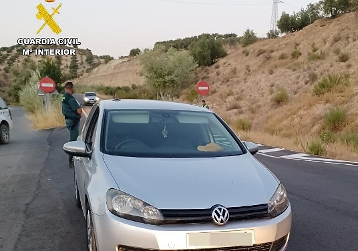 Persecución de la Guardia Civil por la A-92 para detener a los atracadores de una familia en un área de servicio.