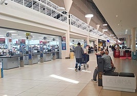 Carrefour es el único espacio en el centro comercial que mantiene un alto ritmo a diario.