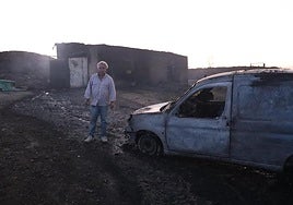 José Miguel Bujaldón, propietario de una finca de brócoli, ha visto quemarse la nave del riego.