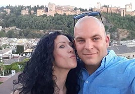 Nicholas Horobin junto a su mujer Rocío con la Alhambra de fondo.