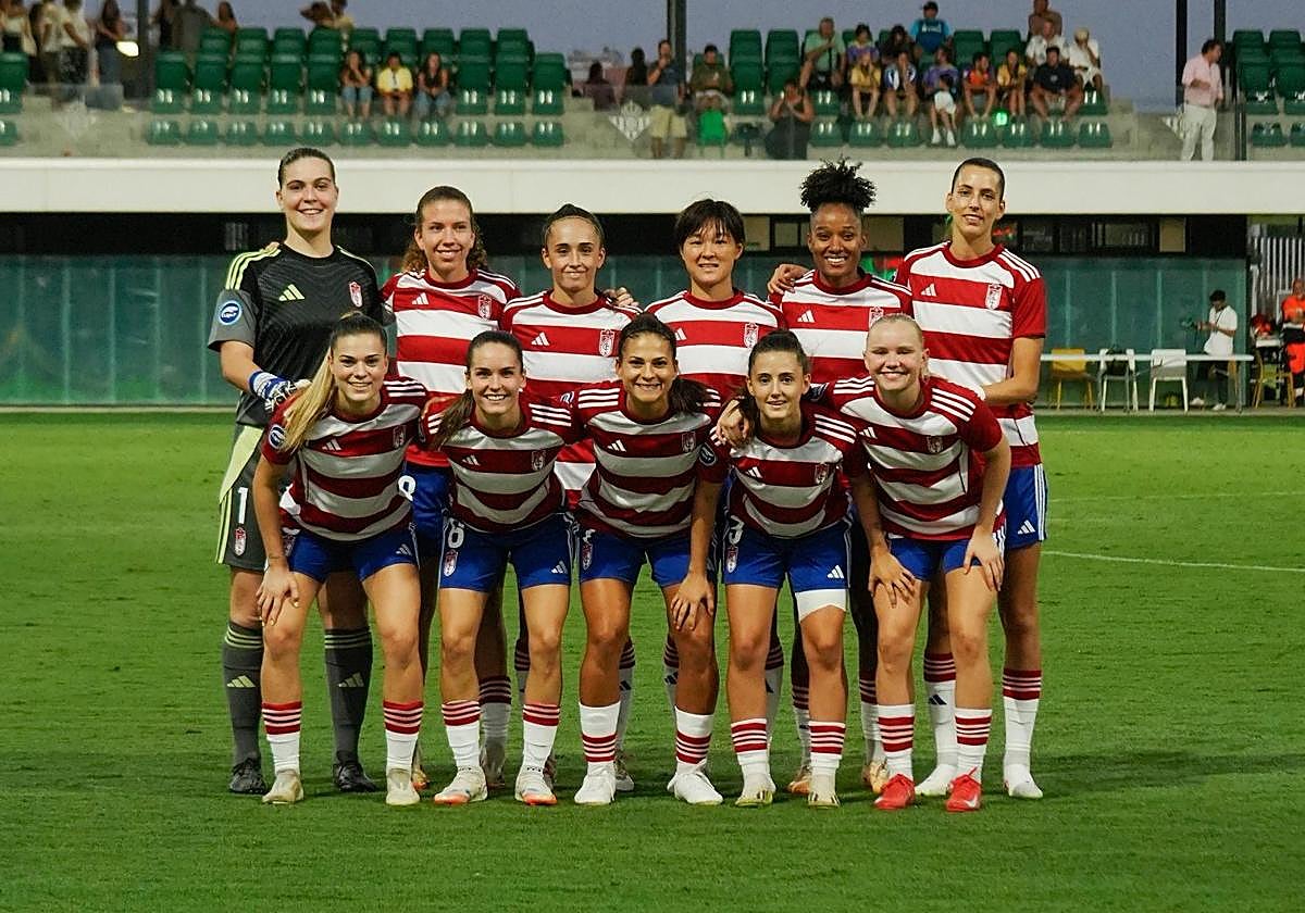 Formación inicial del Granada femenino en el partido.