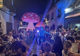 Las calles se llenaron de personas para participar en esta celebración.