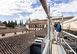 Antonio G. Peral, arquitecto conservador de la Alhambra de Granada, y Diego Garzón, responsable del proyecto, visitan la obra de las cubiertas del Mexuar.